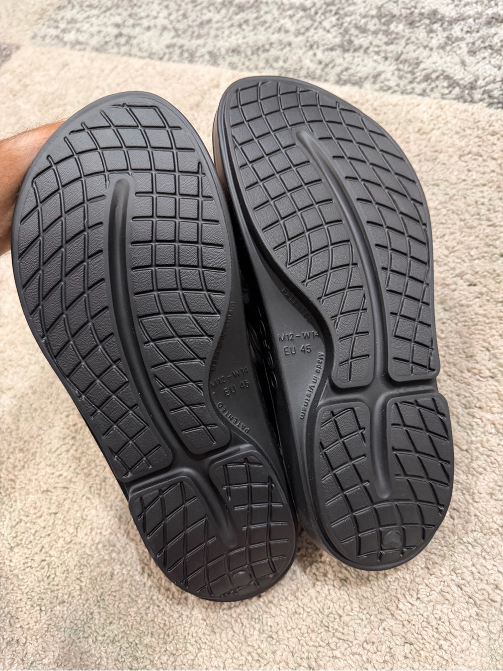OOFOS Black Recovery Flip Sandals NWT - Picture 4 of 4